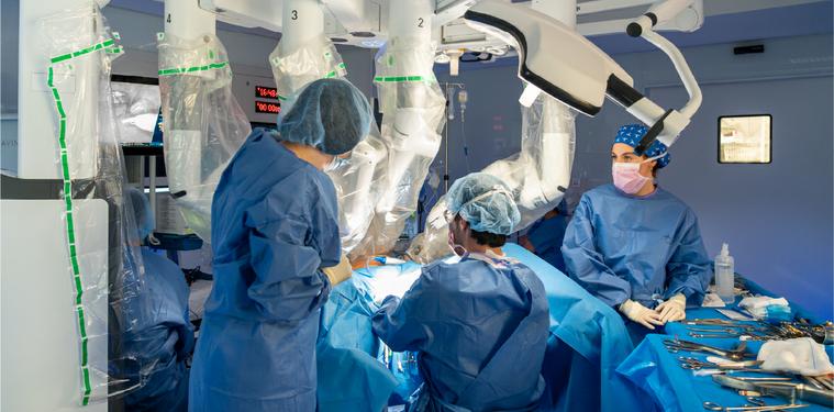 Tradueix Cómo la cirugía robótica está transformando la experiencia del paciente   Com la cirurgia robòtica està transformant l'experiència del pacient