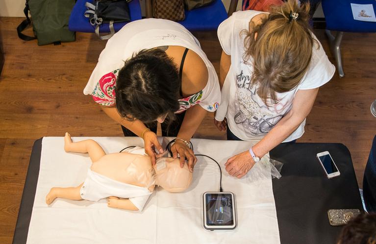 Taller de reanimación cardiopulmonar para padres, madres y cuidadores