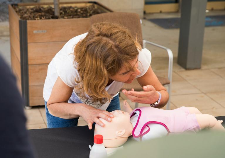 Taller de reanimación cardiopulmonar para padres, madres y cuidadores